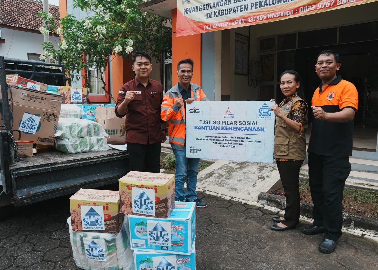 Peduli Korban Bencana Pekalongan, Semen Gresik Beri Bantuan Sembako hingga Popok