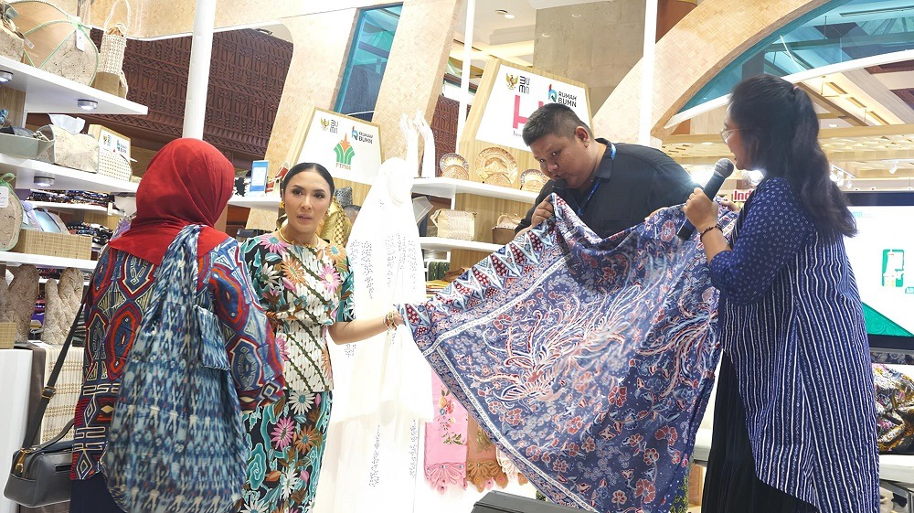 Istri Menteri UMKM RI Borong Batik Tulis Lasem di Rumah BUMN Semen Gresik pada INACRAFT 2025 di Jakarta