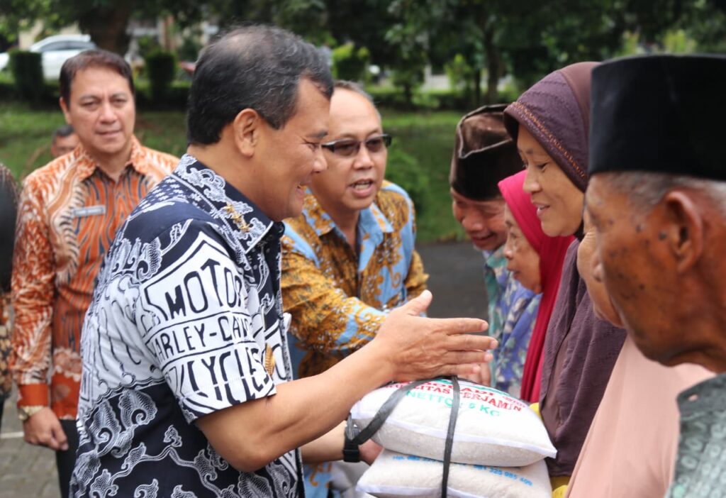 Ringankan Beban Warga, Ahmad Luthfi Serahkan Bantuan 6 Ton Beras kepada Kelompok Rentan