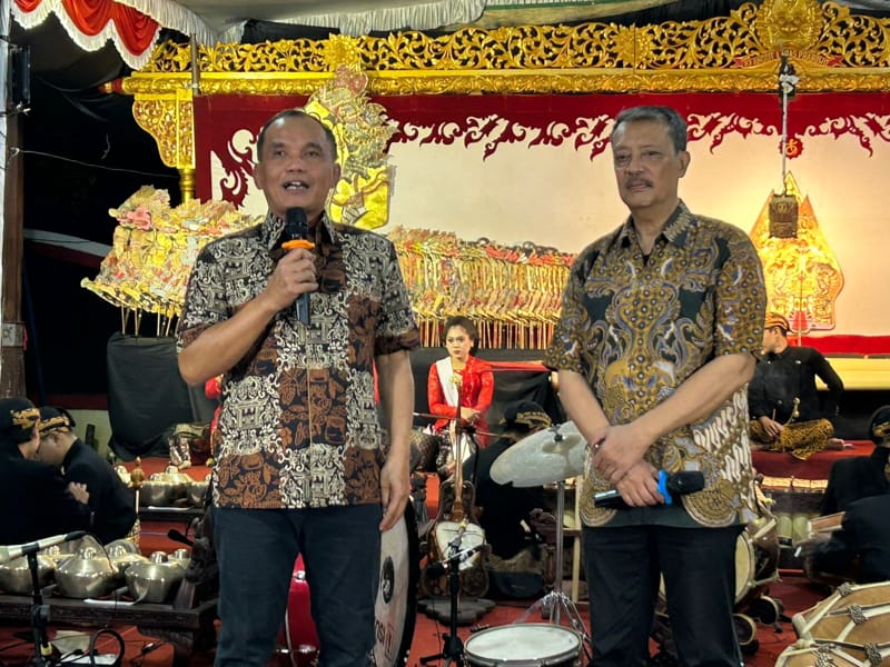 Ketua DPRD Jateng Sumanto Ajak Warga Teladani Nilai Positif di Lakon Wayang Kulit
