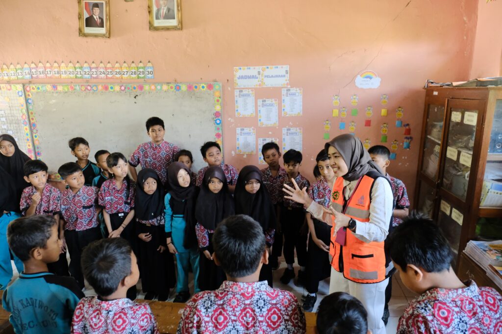 Lewat SG Goes to School, Semen Gresik Tularkan Semangat Belajar Anak di Rembang