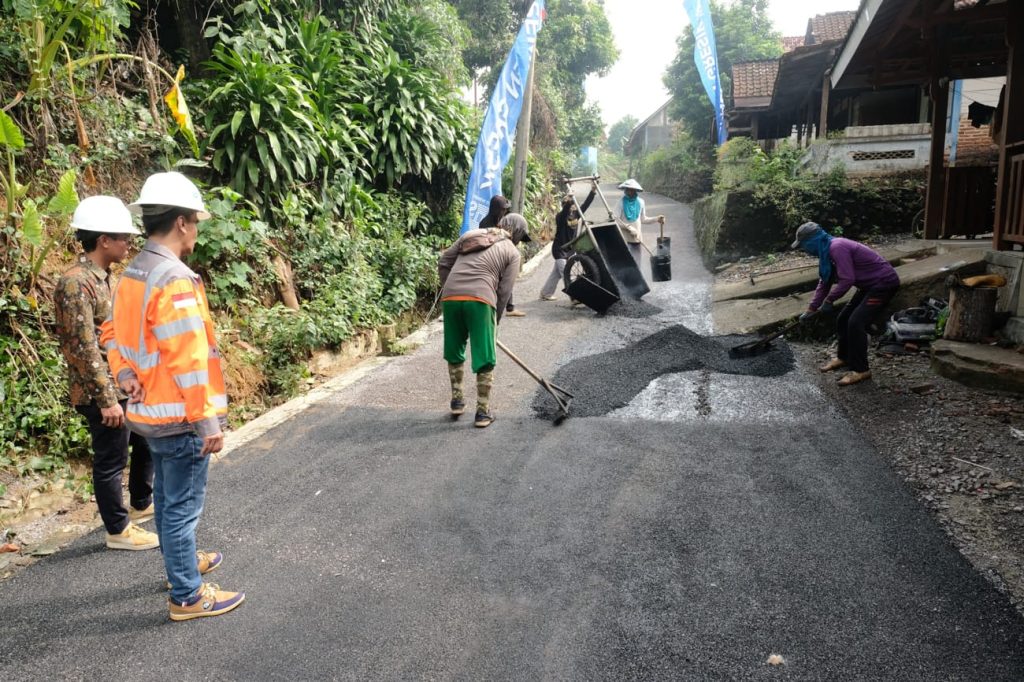PT Semen Gresik Kucurkan Rp1,05 Miliar untuk Pembangunan Infrastruktur Jalan 6 Desa Sekitar Perusahaan