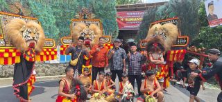 Ketua DPRD Jateng Sumanto meresmikan pengaspalan jalan Dusun Beyan, Desa Dawung, Kecamatan Matesih, Kabupaten Karanganyar, belum lama ini. Peresmian pengaspalan jalan tersebut semakin meriah dengan tampilnya kelompok kesenian tradisional, Reog Singo Manggolo dari Kecamatan Matesih, Kabupaten Karanganyar.(Istimewa)