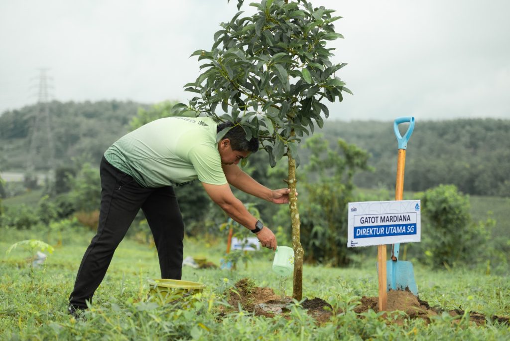 Semen Gresik Gelar Aksi Tanam Puluhan Bibit Buah Alpukat Aligator di Area Kebun Hortikultura