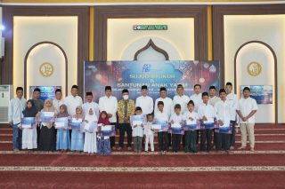 Dewan Komisaris dan Direksi PT Semen Gresik beserta jajarannya berfoto bersama anak-anak yatim piatu penerima santunan dalam rangka peringatan HUT ke-12 di Masjid Al-Hikam Semen Gresik, Pabrik Rembang, Jumat (9/1/2026). (Istimewa)