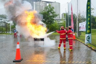 Salah satu tim peserta agenda Safety Challenge memadamkan api pada simulasi fire emergency response dalam peringatan bulan K3 Nasional 2026 di Omah SG Pabrik Rembang, Selasa (27/1/2026).(Istimewa)