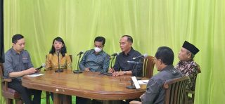 Ketua DPRD Jateng Sumanto saat menjadi narasumber dialog radio di Swiba FM, Kabupaten Karanganyar, belum lama ini. (Istimewa)