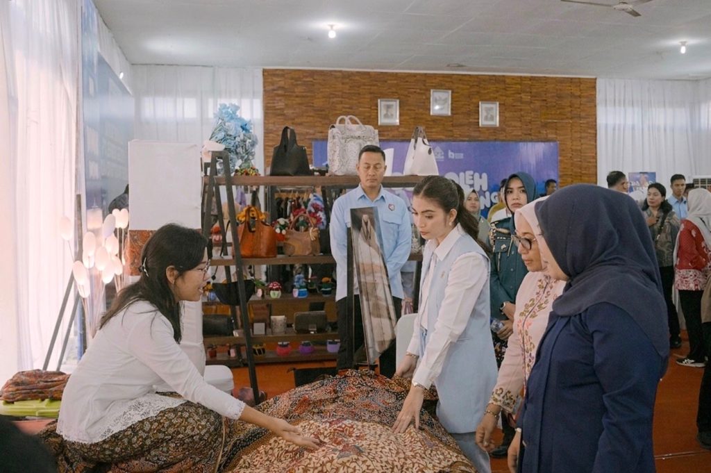 Istri Wapres Selvi Ananda bersama Seruni KMP Borong Batik Tulis Lasem Binaan RB Rembang Semen Gresik