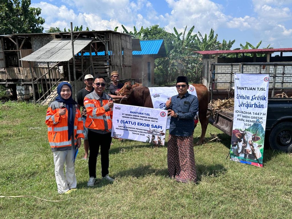 Semen Gresik Distribusikan 12 Ekor Sapi dan 4 Ekor Kambing untuk Masyarakat Rembang dan Blora