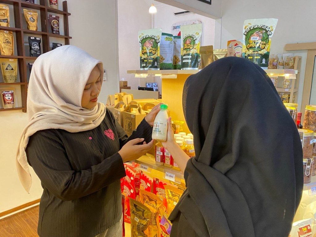 Didampingi Rumah BUMN Semen Gresik, UMKM Soya Hargro di Rembang Tumbuh 7 Kali Lipat