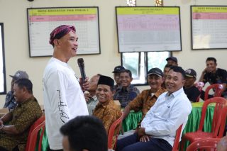Ketua DPRD Jateng, Sumanto melakukan dialog interaktif saat acara Temu Tani yang berlangsung di Desa Ngadirejo, Kecamatan Mojogedang, Kabupaten Karanganyar, belum lama ini.(Istimewa)