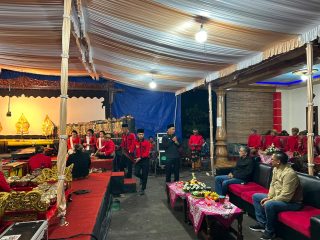Ketua DPRD Jateng Sumanto menggelar pertunjukan wayang kulit semalam suntuk dengan lakon "Semar Mbangun Kahyangan" di Desa Gerdu, Kecamatan Karangpandan, Kabupaten Karanganyar, belum lama ini. (Istimewa)