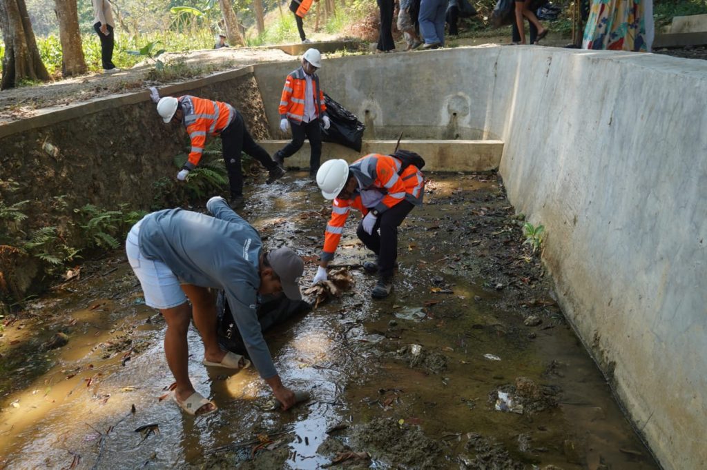 Semen Gresik Ajak Warga Desa Pasucen Rembang Gotong Royong Bersihkan Aliran Mata Air Brubulan