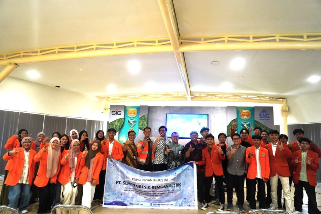 Semen Gresik Kenalkan Dunia Kerja Industri kepada Puluhan Mahasiswa Prodi Fisika UAD Yogyakarta
