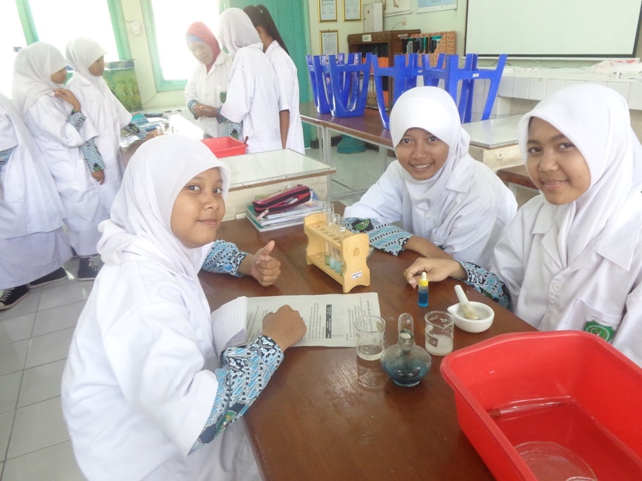 Mak, Ajari Aku Buat PR Kimia!