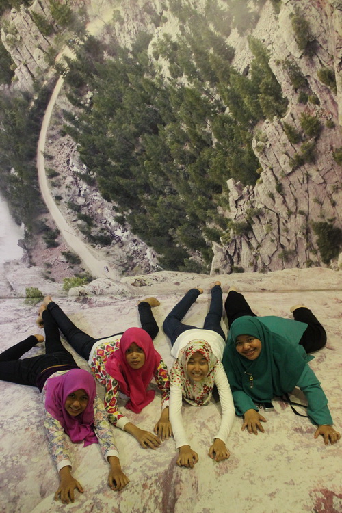 Asiknya Berpetualang di DeMata Trick Eye Museum