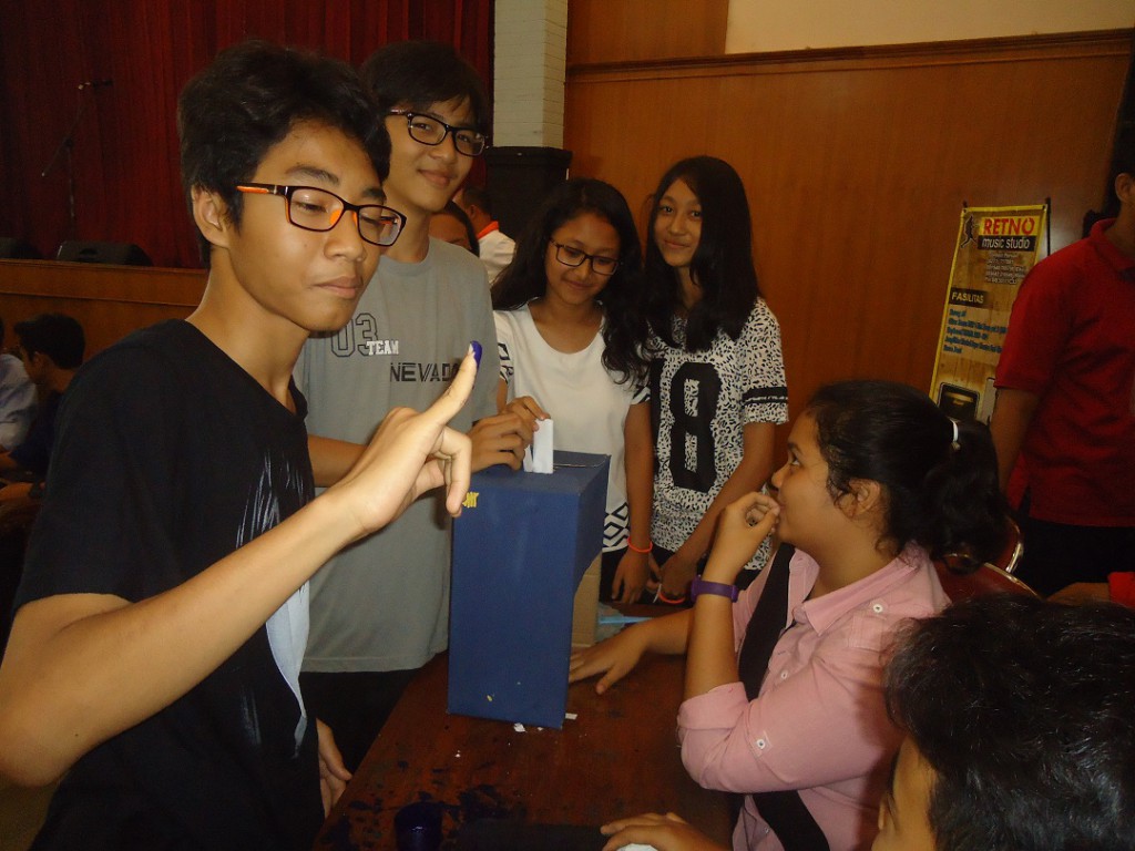 Pilkasis, pembelajaran demokrasi dini