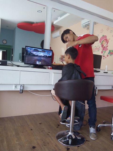 Tukang Cukur Naik Kelas