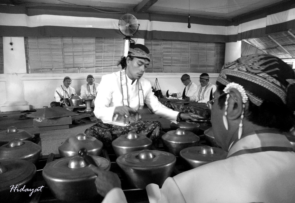 Antara Sekaten, Pasar Klewer, dan Kepasrahan