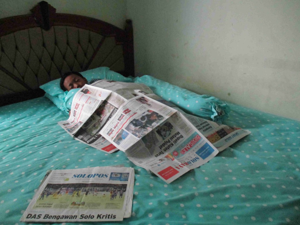 Tidur Berselimut Koran Solopos