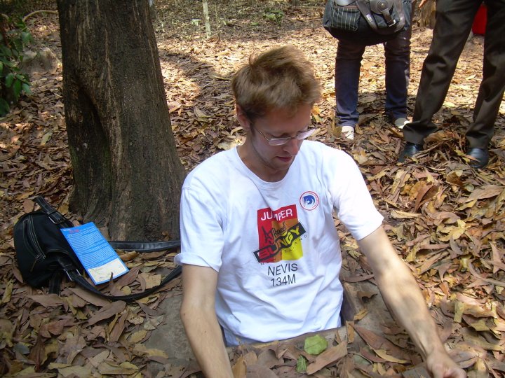 Sehari Merasakan Menjadi Gerilyawan Vietkong