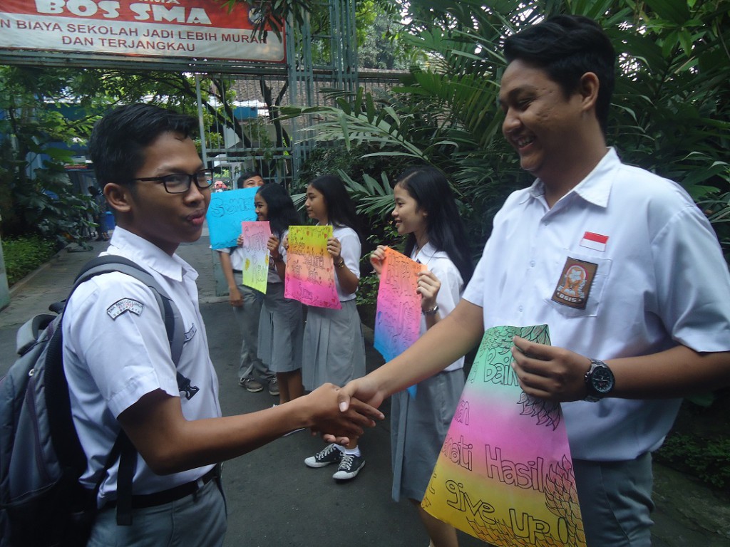 OSIS SMA Yosef menyemangati UN