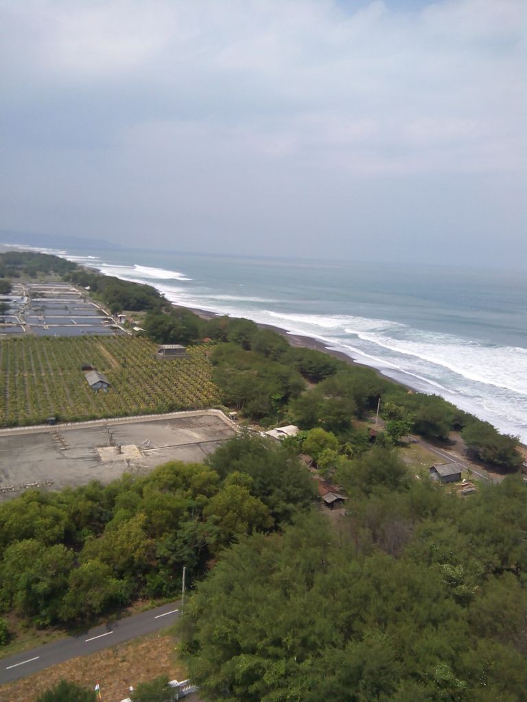Menikmati Pantai dari Puncak Mercu Suar