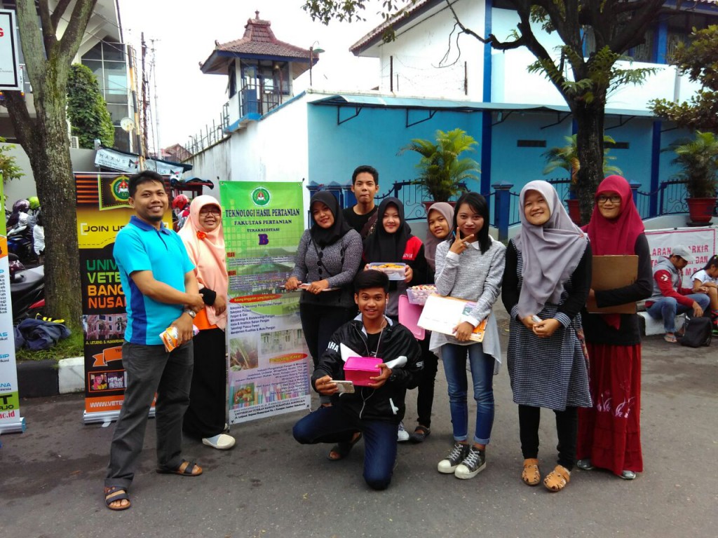 Peringati Hari Gizi Nasional, Himpunan Mahasiswa THP Univet Bagi Buah & Nuget Sayur di CFD Solo