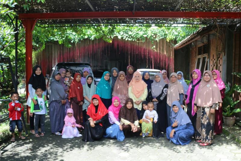 PENULIS BERTUGAS MENGEDIT TULISAN