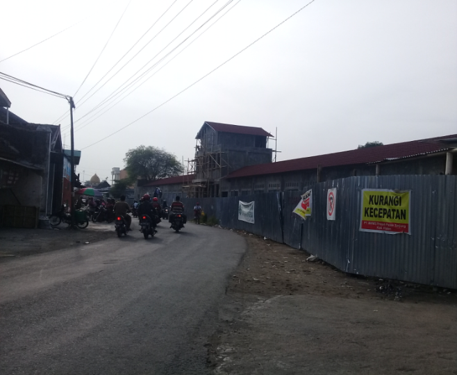 Pasar direnovasi jalan pun macet