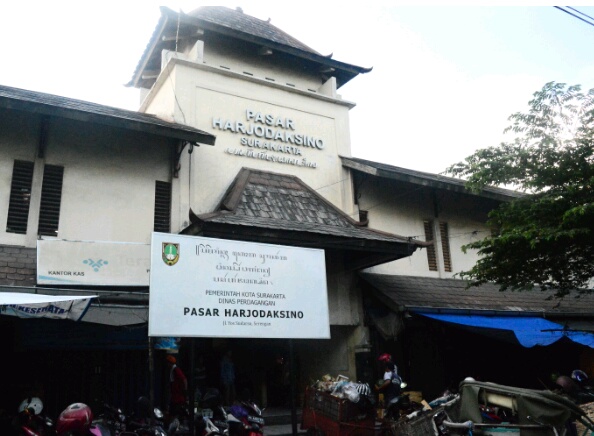 Berkunjung Ke Pasar Harjodaksino, Manjakan Lidah Aanda Dengan Legitnya Martabak Mini Mas Taufik.