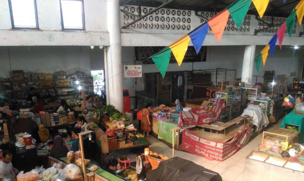 Ternyata Seperti ini Pasar yang Terletak di Dekat Perlintasan Kereta Api