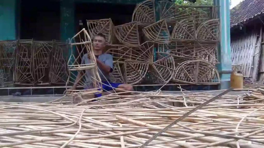 ROTAN EKSPOR DAN ROTAN LOKAL DESA TRANGSAN