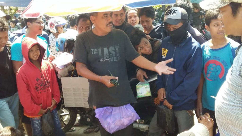 Wow, Hanya Di Pasar Legi Jatinom Kamu Bisa Berbelanja Sekaligus Tertawa.