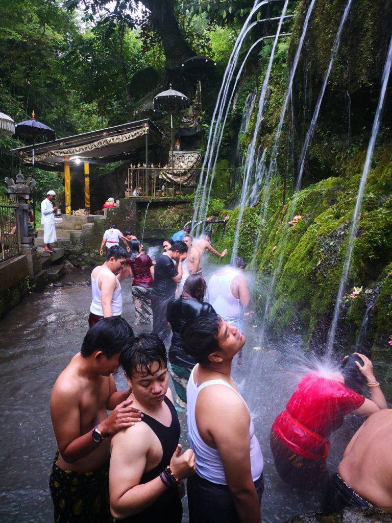 Ritual Melukat di Pura Tirta Sudamala, Sarana Pembersihan Jiwa dari Unsur Negatif