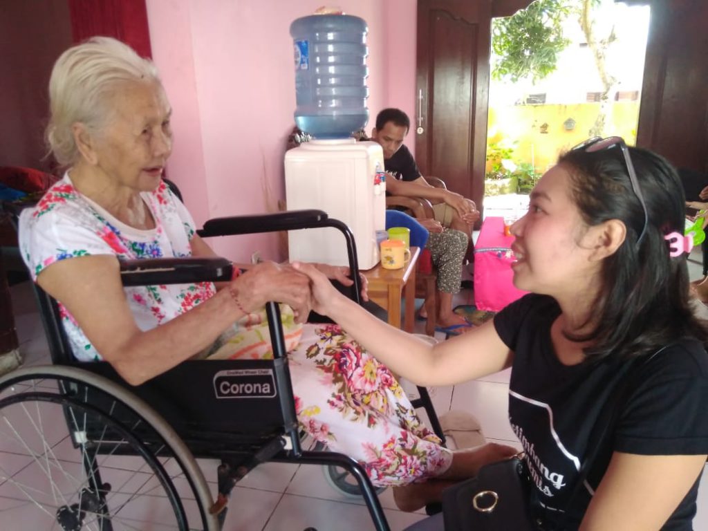 Sambut Hari Raya Nyepi, Komunitas KNB Berbagi dengan Lansia Penghuni Panti Sosial