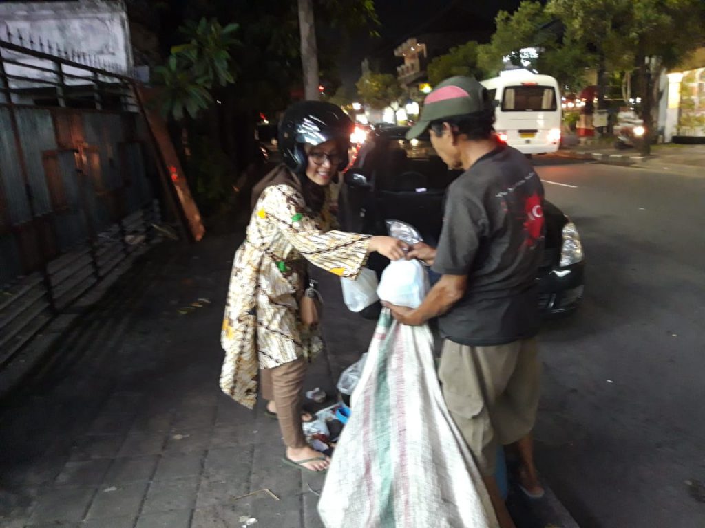 Salurkan Nasi Bungkus Setiap Jumat Malam, Komunitas KNB Konsisten Berbagi untuk Kaum Dhuafa