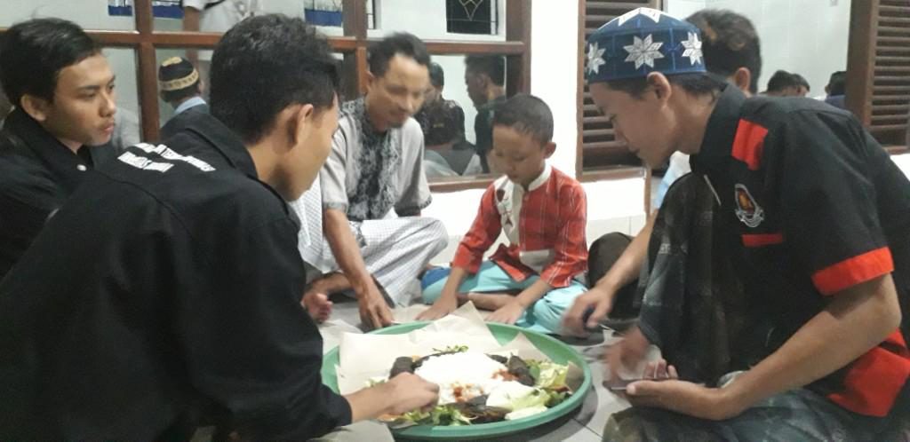 Uniknya Bukber di Musholla UBK Jimbaran, Tradisi Megibung Rekatkan Uhkuwah Islamiyah Antar Jamaah