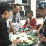 Uniknya Bukber di Musholla UBK Jimbaran, Tradisi Megibung Rekatkan Uhkuwah Islamiyah Antar Jamaah