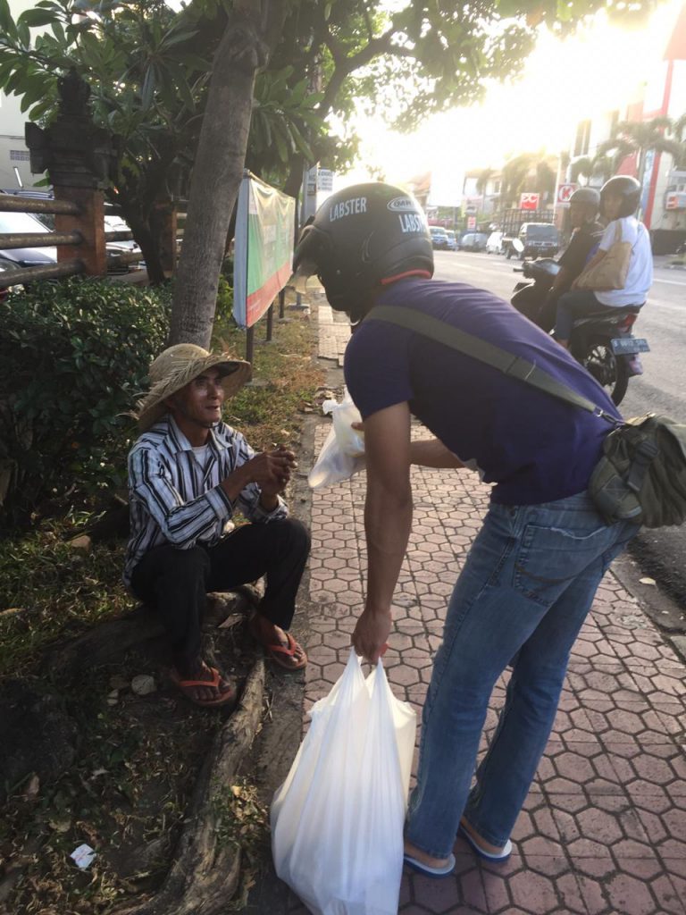 Ketimbang Ngemis Bali Ngabuburit on The Road : Bagi Hidangan untuk Kaum Dhuafa dan Sosok Mulia