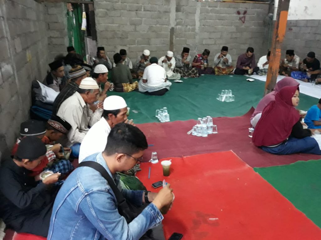 Komunitas Ketimbang Ngemis Bali Buka Puasa Bersama  di Pemukiman Buruh Angkut Sampah & Pemulung