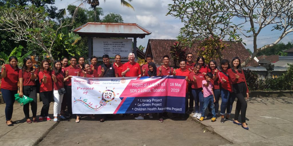 Komunitas Rotaract Club of Bali Seminyak Pengabdian Masyarakat Di SDN 2 Luwus 