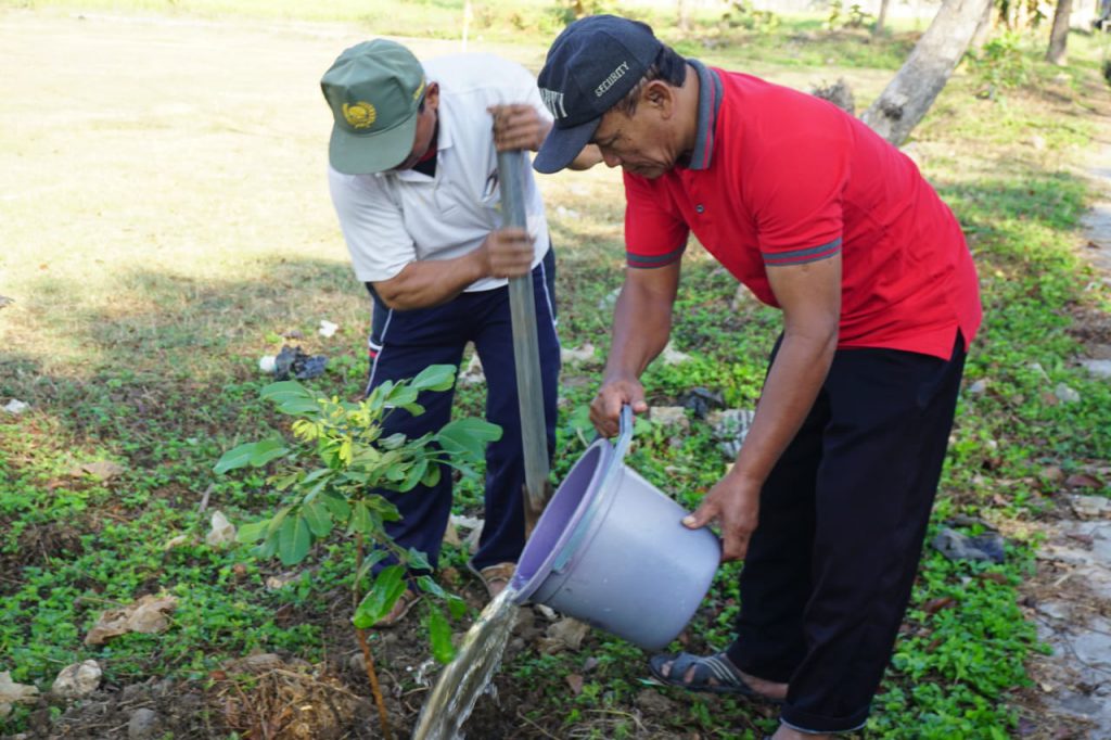Mahasiswa KKN IAIN Surakarta Kelompok 101 Menanam Bibit Pohon Bersama Warga Ngijo