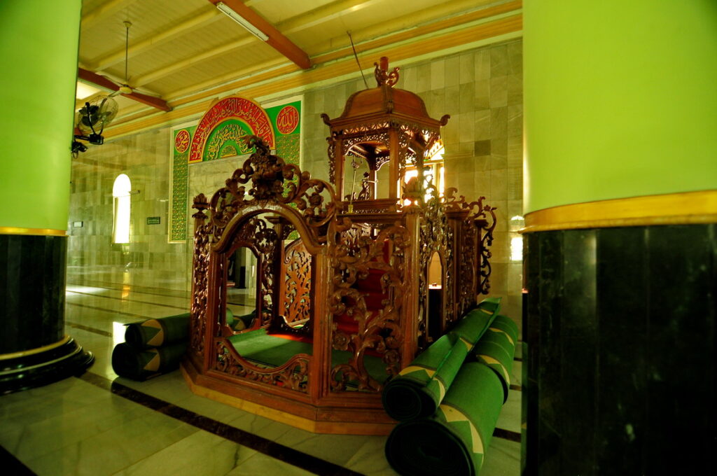 6 Rekomendasi Kayu Terbaik untuk Mimbar Masjid