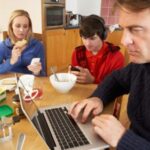 Dampak Negatif Penggunaan Gadget Secara Berlebihan