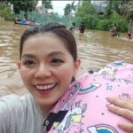Tetap Tenang Meski Banjir, Public Figure ini Tuai Banyak Komentar!