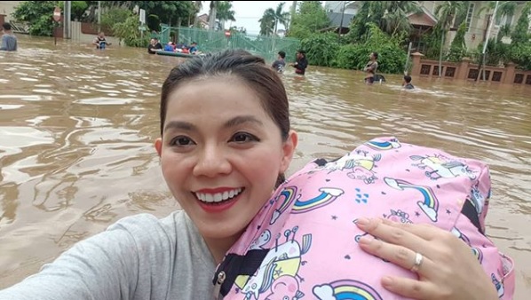 Tetap Tenang Meski Banjir, Public Figure ini Tuai Banyak Komentar!