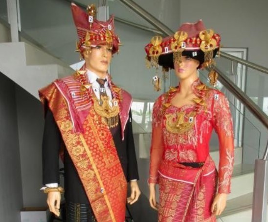 5 Pakaian Adat Khas Sumatera Utara Yang Perlu Dilestarikan
