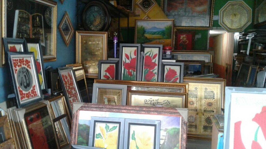 Percantik Foto Anda di Toko Pigura Blauran, Surabaya