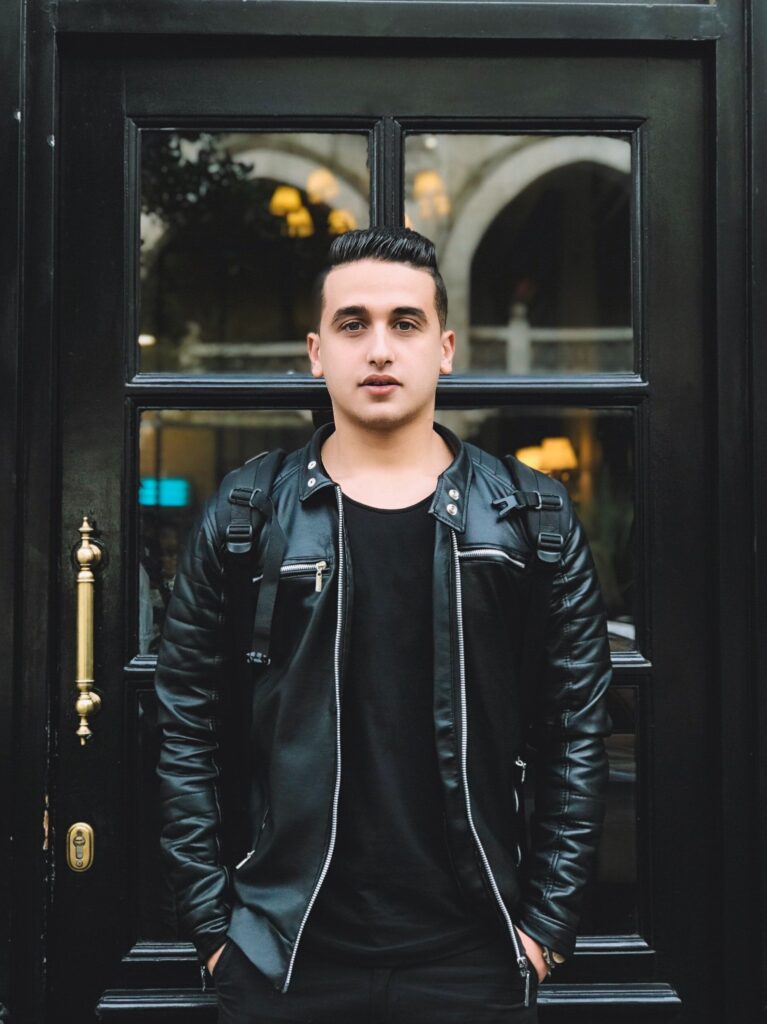 Kenapa Jaket Hitam Selalu Menjadi Warna Favorit Dikalangan Pria? Simak Penjelasannya